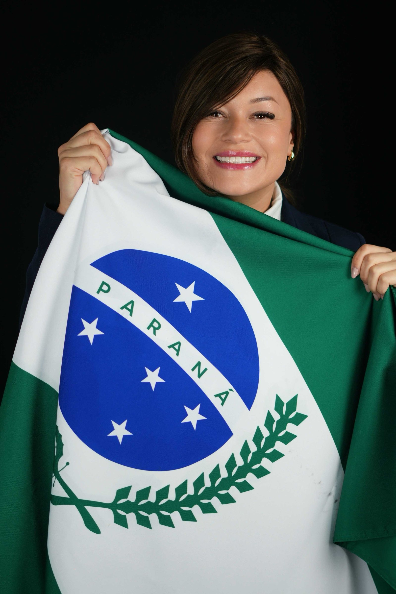 Janaina Bombeira usando adesivo do Republicanos
